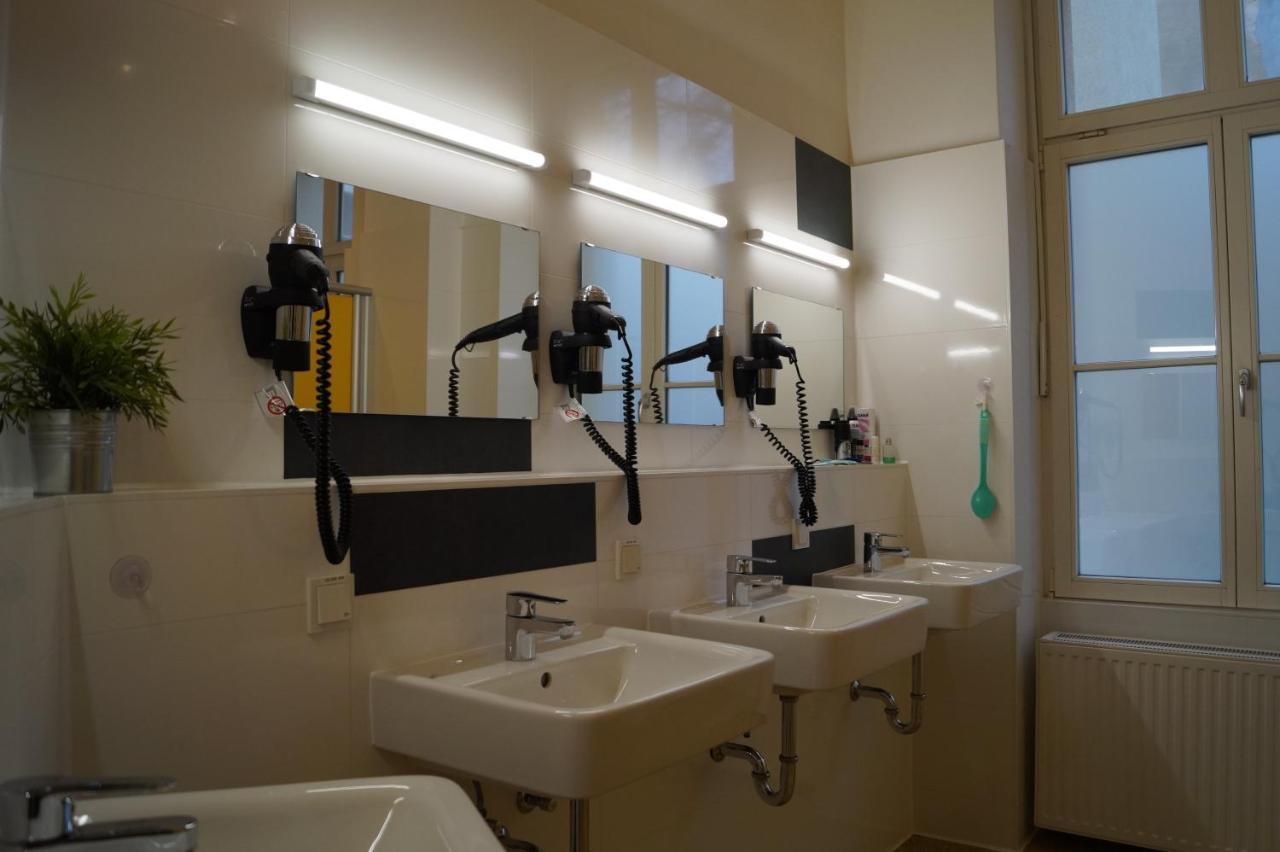 Grand Classic Hostel *